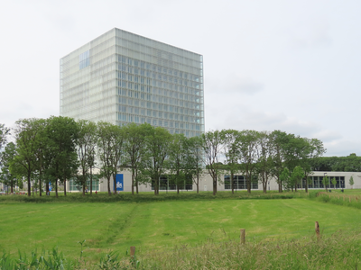 915010 Gezicht op de noordwesthoek van het nieuwe complex van het Rijksinstituut voor Volksgezondheid en Milieu ...